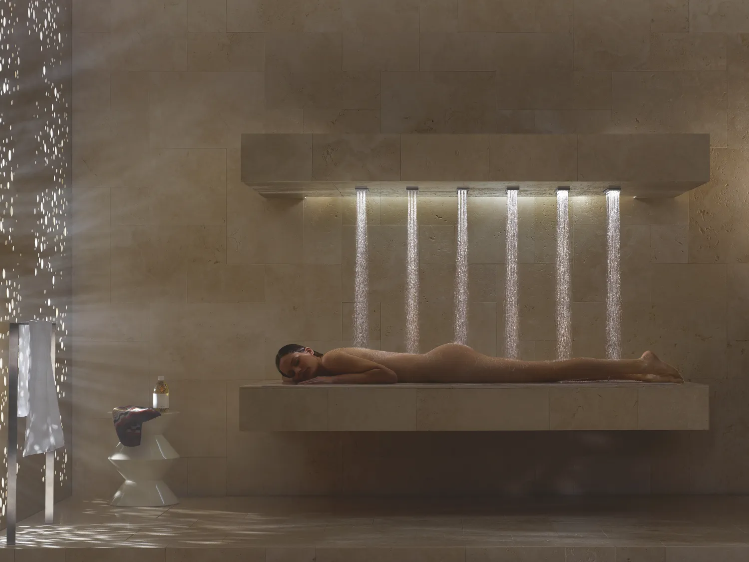 Regadera; mujer recostada bajo una regadera